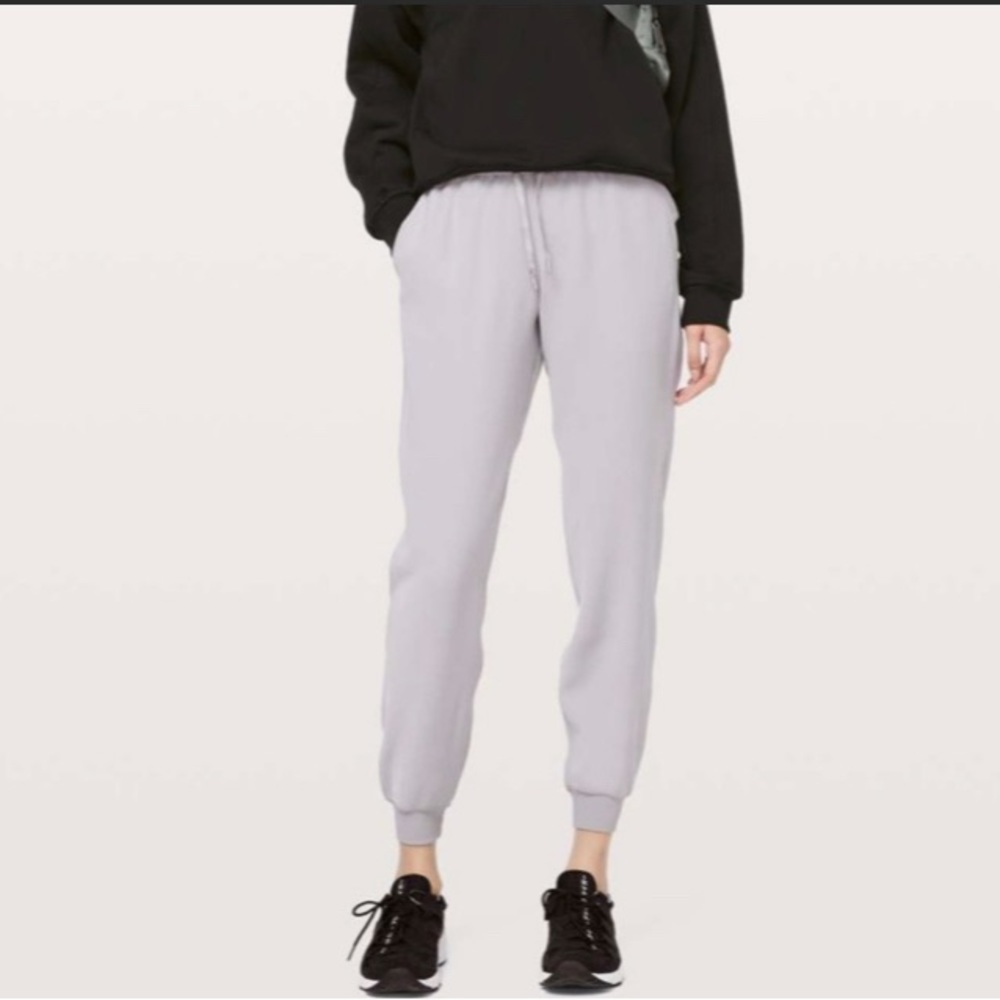 Lululemon On the Fly Jogger in silverscreen / Sz 8